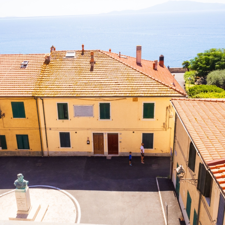 A pochi metri dalla piazzetta Garibaldi