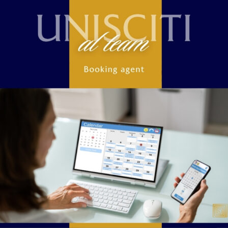 Una persona lavora al computer portatile e tiene uno smartphone su una scrivania; sullo schermo del tablet è visibile un calendario. Lo sfondo è blu scuro con una fascia dorata che riporta le parole 'UNISCITI al team'.