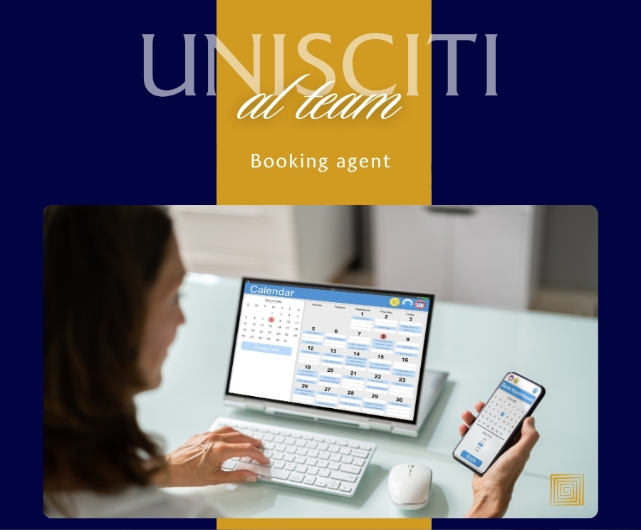 Una persona lavora al computer portatile e tiene uno smartphone su una scrivania; sullo schermo del tablet è visibile un calendario. Lo sfondo è blu scuro con una fascia dorata che riporta le parole 'UNISCITI al team'.