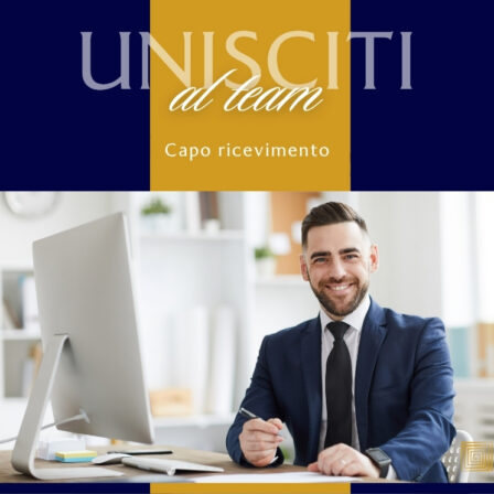 Immagine promozionale: uomo d'affari in completo blu sorride seduto al tavolo di fronte a un computer in un ufficio luminoso, con un banner dorato in alto che dice 'Unisciti al team' e 'Capo ricevimento'.