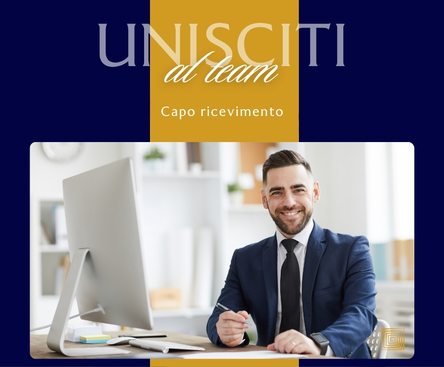 Immagine promozionale: uomo d'affari in completo blu sorride seduto al tavolo di fronte a un computer in un ufficio luminoso, con un banner dorato in alto che dice 'Unisciti al team' e 'Capo ricevimento'.