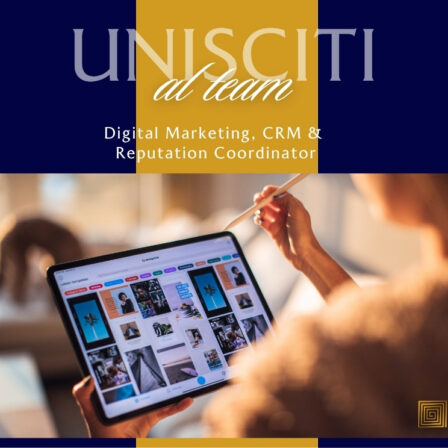 Una persona ha un tablet che mostra una griglia di contenuti digitali, mentre usa una penna digitale; sullo sfondo blu scuro si vede un logo dorato e testo che invita ad unirsi al team.