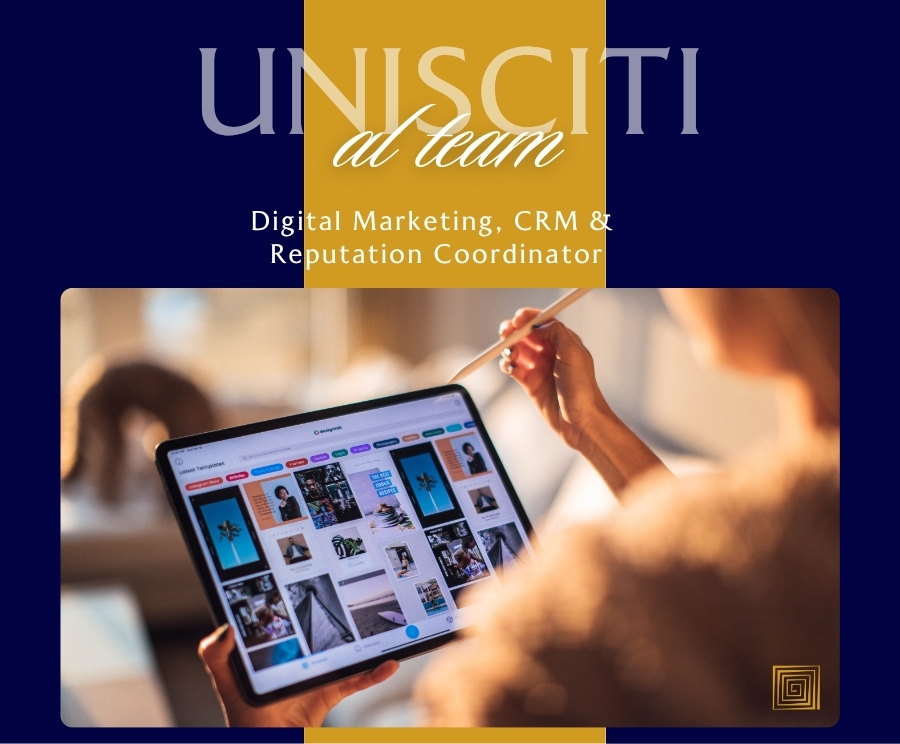 Una persona ha un tablet che mostra una griglia di contenuti digitali, mentre usa una penna digitale; sullo sfondo blu scuro si vede un logo dorato e testo che invita ad unirsi al team.