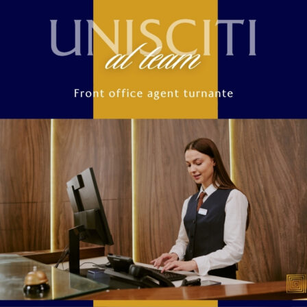 Una donna in divisa da receptionist lavora al banco della reception, con un computer davanti; sfondo blu con una fascia dorata e il testo Unisciti al team.