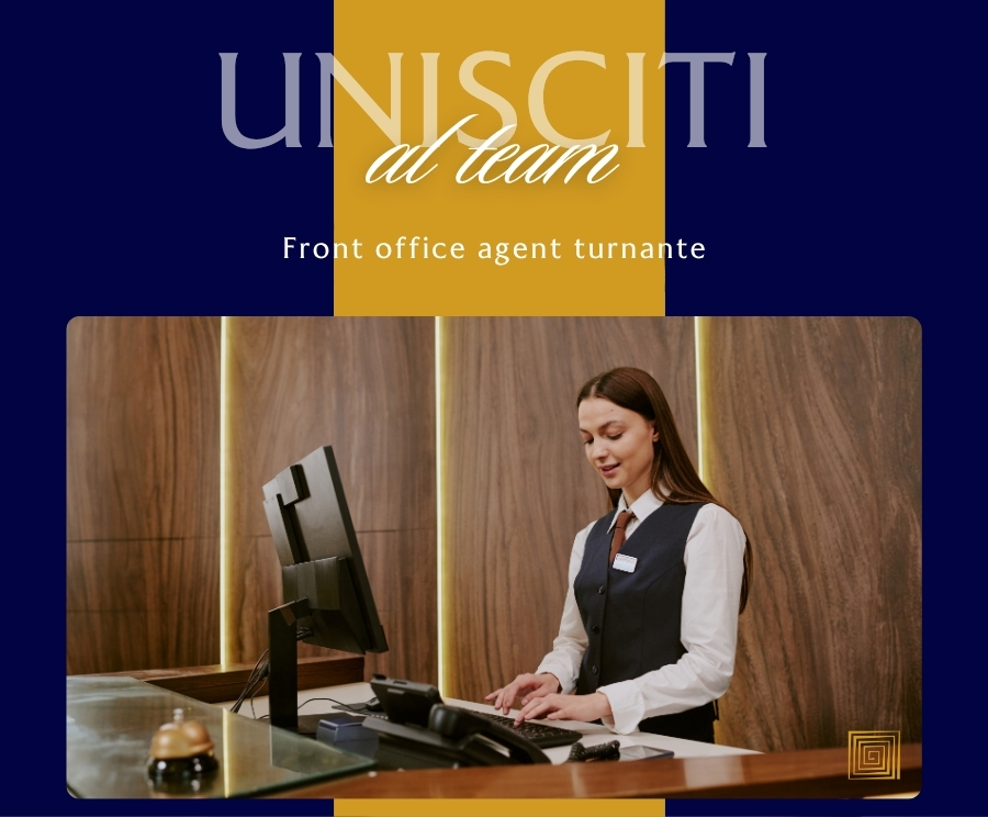 Una donna in divisa da receptionist lavora al banco della reception, con un computer davanti; sfondo blu con una fascia dorata e il testo Unisciti al team.