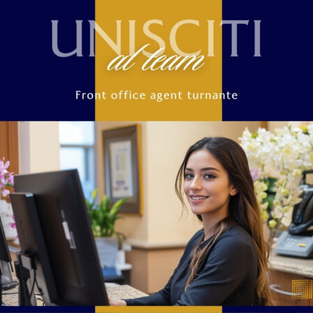Una giovane donna al banco della reception in un ufficio, seduta davanti al computer e sorridente, con decorazioni e piante sullo sfondo.