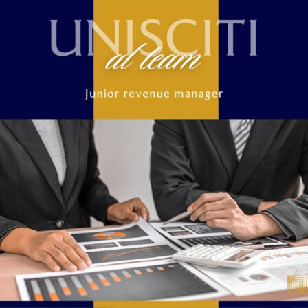 Due professionisti in abiti formali esaminano documenti e grafici su una tavola, con una calcolatrice, sullo sfondo blu con il logo giallo e la scritta UNISCITI al team.