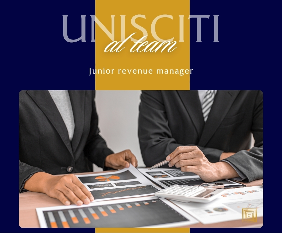 Due professionisti in abiti formali esaminano documenti e grafici su una tavola, con una calcolatrice, sullo sfondo blu con il logo giallo e la scritta UNISCITI al team.